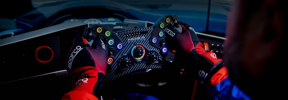 Volant MOZA Racing GT en situation de pilotage, immersion simracing avancée volant simracing MOZA Racing KS type GT en carbone utilisé en cockpit avec gants