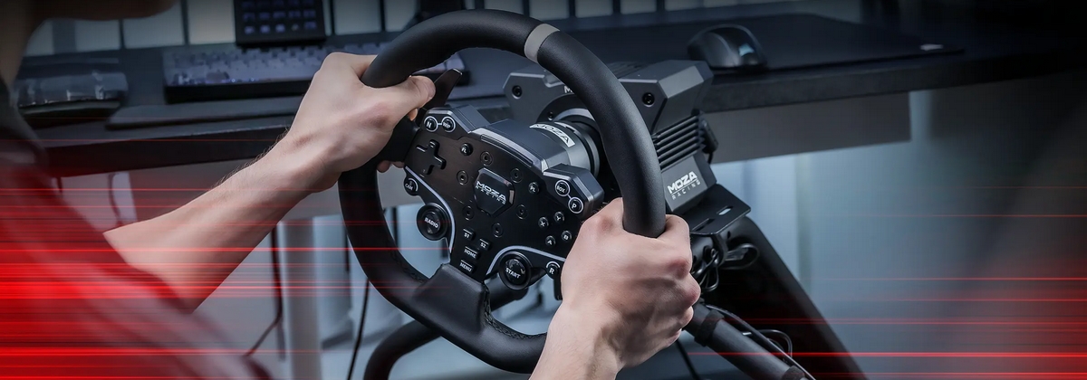 Volant MOZA Racing en action, sensations immersives en simracing sur PC volant simracing MOZA Racing R5 en utilisation sur PC avec retour de force direct drive