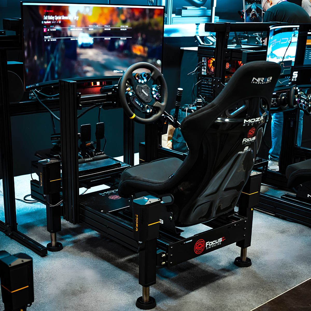 Cockpit simracing dynamique &eacute;quip&eacute; de v&eacute;rins MOZA HMA150, d&rsquo;un volant Direct Drive et d&rsquo;un p&eacute;dalier MOZA